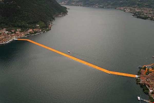 قدم زدن بر روی دریاچه ایسه‌ئو در ایتالیا با ابتکاری جالب