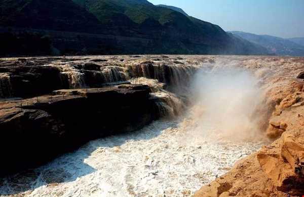 آبشاری دیدنی به رنگ زرد در چین