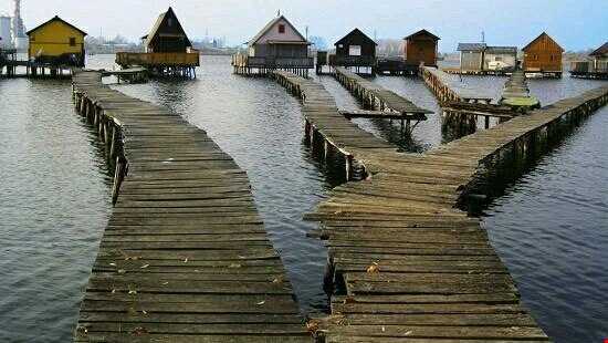 خانه‌های شناور روی دریاچه!