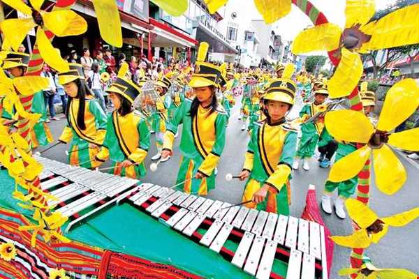 جشنی رنگارنگ در فیلیپین
