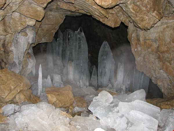 غار زیبای یخ مراد