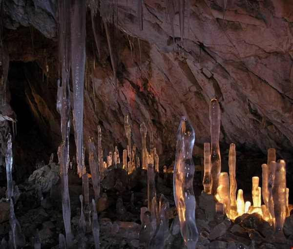 غار زیبای یخ مراد
