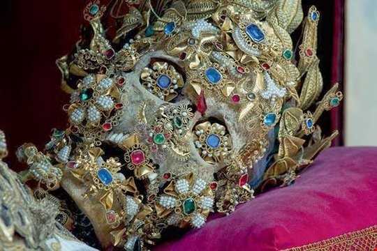 اجساد قدیسین تزیین شده با طلا و جواهر