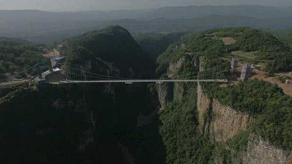 چین در حال ساخت مرتفع‌ترین و طولانی‌ترین پل شیشه ای جهان!