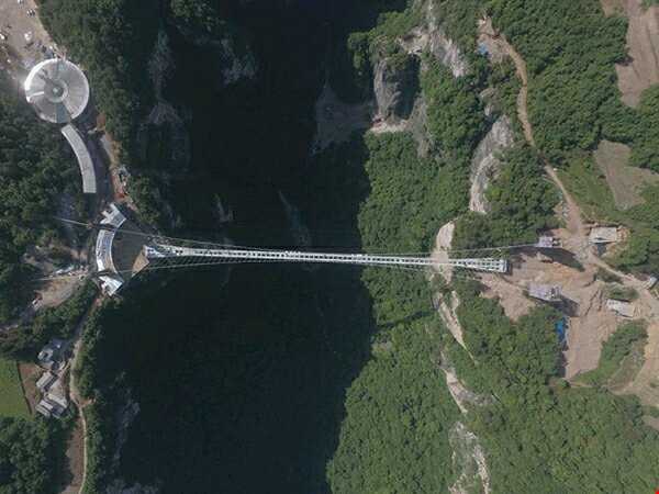چین در حال ساخت مرتفع‌ترین و طولانی‌ترین پل شیشه ای جهان!