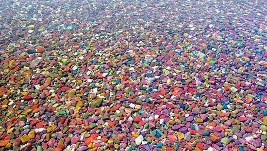 سنگریزه‌های رنگارنگ دریاچه مک‌دونالد