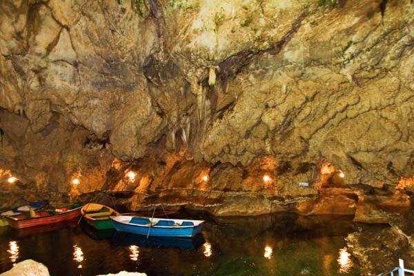 عجیب‌ترین غار آبی جهان