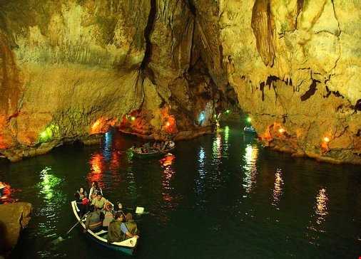 عجیب‌ترین غار آبی جهان