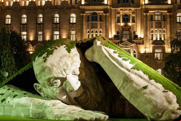 مجسمه غول آسا در میدان بوداپست