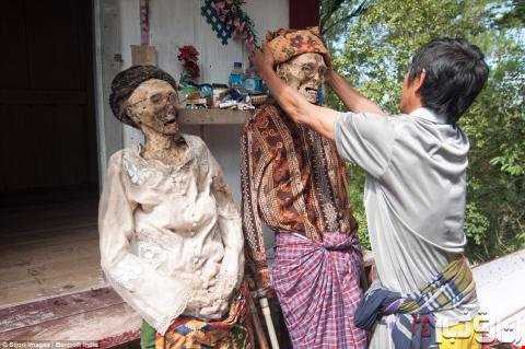 نبش قبر در سالگرد فوت مردگان در اندونزی!