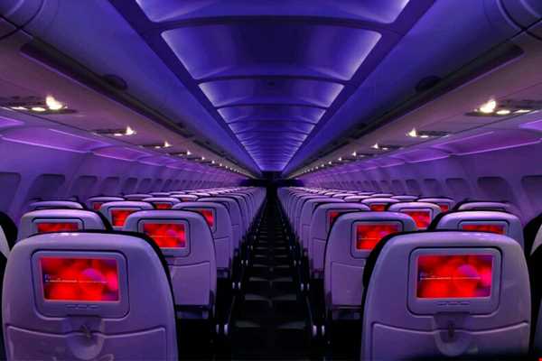 چرا هنگام بلند شدن هواپیماها نور کابین را کم می‌کنند؟