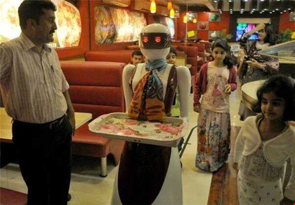 رستورانی که پیشخدمت‌های آن روبات‌اند