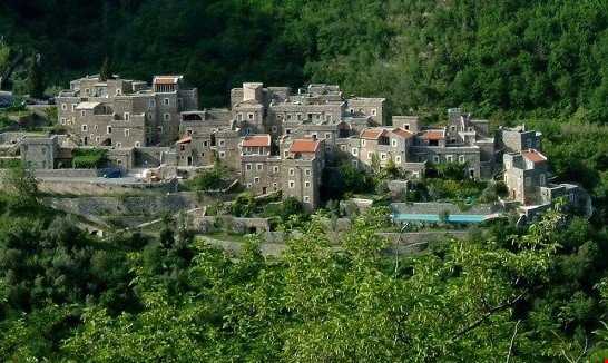 روستای سنگی مدرن در ایتالیا