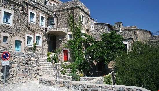 روستای سنگی مدرن در ایتالیا