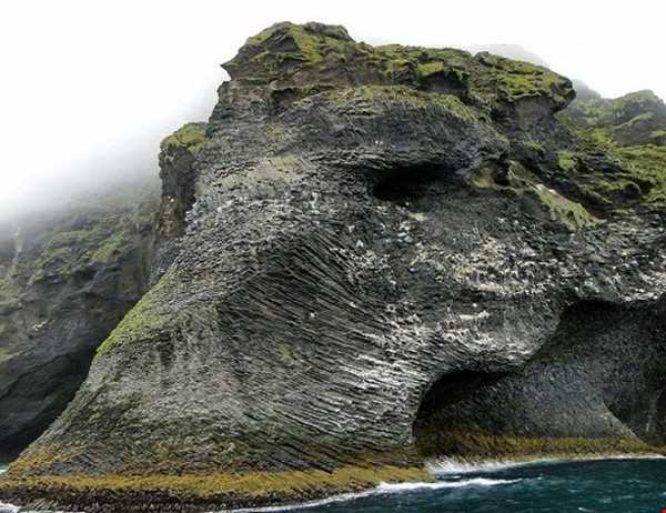 صخره‌های سنگی طبیعی با چهره فیل